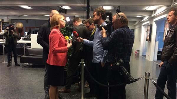 Annie Lööf intervjuas av reportrarna inför debatten. Foto: SVT