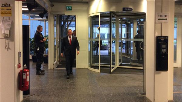 Här kommer statsminister Stefan Löfven (S) in genom dörrarna på SVT. Foto: Christoffer Wendick/SVT