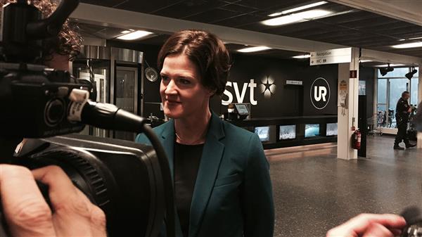 Här anländer Moderaternas partiledare Anna Kinberg Batra. Foto: SVT
