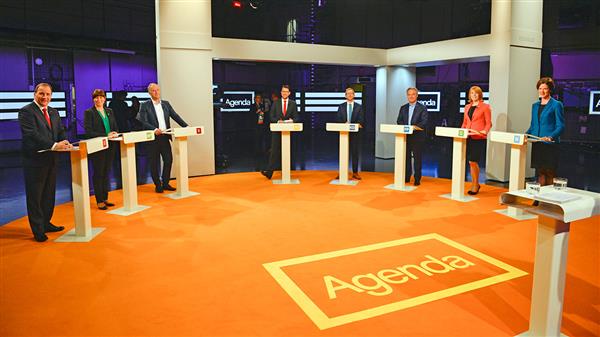 Så här står alltså partiledarna i studion. Foto: TT