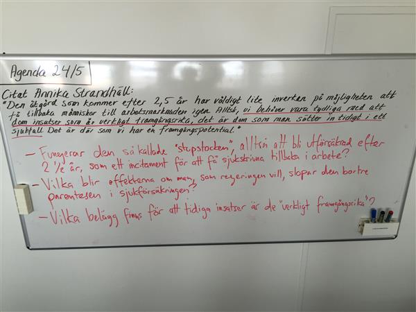 Vita tavlan har nu fyllts av dagens uppgifter. Jag tycker det är lite jobbigt att min handstil är så ful, men jag hoppas ni har överseende med det.