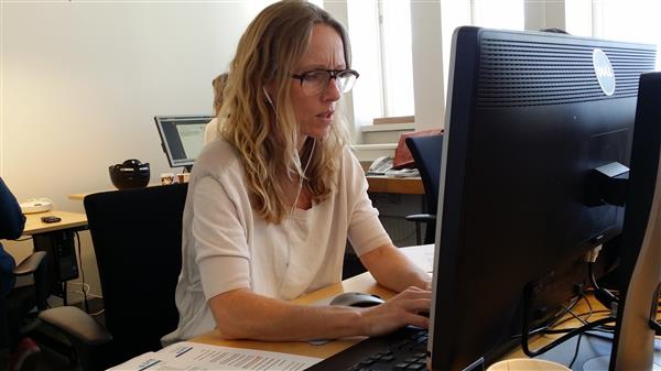 Att lyssna på när Livekollens Mari Forssblad brottas med trilskande kommunalråd på telefon är som en lång grundkurs i journalistik....