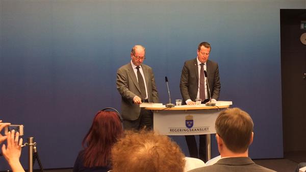 Daniel Tarschys, som lett granskningen och inrikesminister Anders Ygeman (S). Foto: Andreas Liebermann.