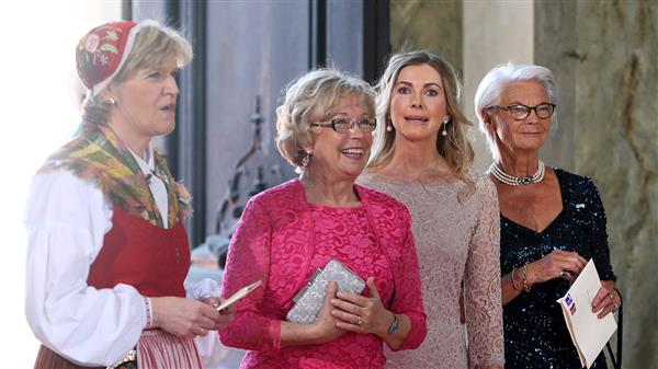 Karin Mattsson Weijber, Elisabeth Tarras Wahlberg anländer till prins Carl Philip och Sofia Hellqvists bröllop i Slottskyrkan i Stockholm. Foto: TT
