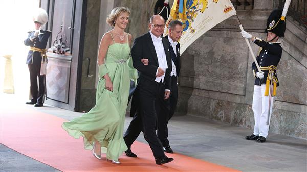 Urban Ahlin, Riksdagens talman, och Jenni Ahlin anländer till vigseln mellan prins Carl Philip och Sofia Hellqvist i Slottskyrkan i Stockholm. Foto: TT