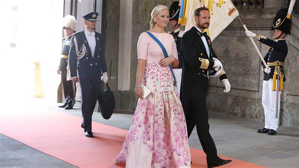 Kronprinsessan Mette-Marit och prins Haakon av Norge anländer till vigseln mellan prins Carl Philip och Sofia Hellqvist i Slottskyrkan i Stockholm. Foto: TT