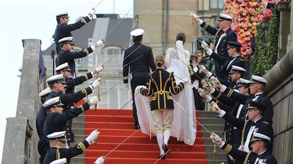 Prinsessan Sofia och prins Carl Philip går upp för trappan till Logården vid Stockholm slott. Foto: TT
