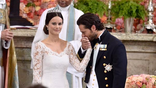 Prins Carl Philip kysser Sofia Hellqvists hand efter vigseln vid bröllopet i Slottskyrkan på lördagen. Foto: TT