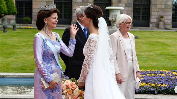 Drottning Silvia småpratar med prinsessan Sofia. Foto: TT