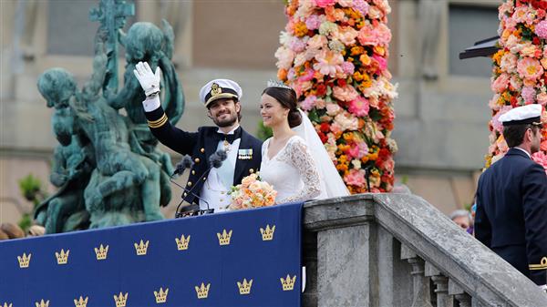 Folket hyllar brudparet vid Logården på Stockholms slott. Foto: TT
