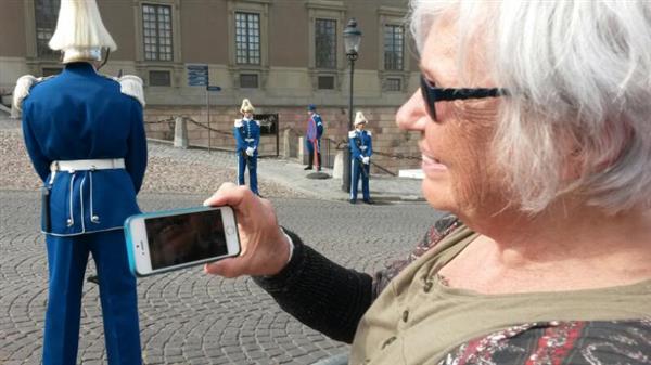 Irene Castellanos har stått här några timmar nu och följer bröllopet live via sin mobil. -Det är en folkfest jag brukar alltid stå här när det är bröllop, säger hon och tillägger att det är ett sätt för henne att önska dem lycka till.