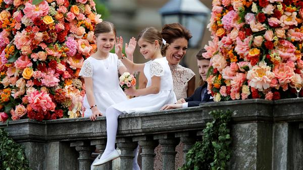 Brudnäbbarna Chloé och Anais Sommerlath. På sig har de klänningar i helsiden och italiensk sidenorganza, gjorda av Ida Sjöstedt. Foto: TT