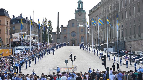 Åskådare utanför Stockholms slott där vigseln mellan prins Carl Philip och Sofia Hellqvist äger rum i Slottskyrkan i Stockholm. Foto: TT