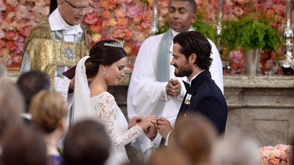 Prins Carl Philip och Sofia Hellqvist vigs av överhovpredikant Lars-Göran Lönnermark (t v) och hovpastor Michael Bjerkhagen under bröllopet i Slottskyrkan på lördagen. Foto: TT