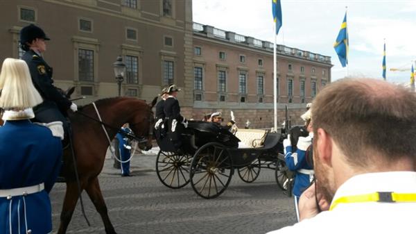 Nu rullade brudparet ner i hästvagnen nerfrån Slottskyrkan. Kortegen går en sväng runt Stockholms gator.