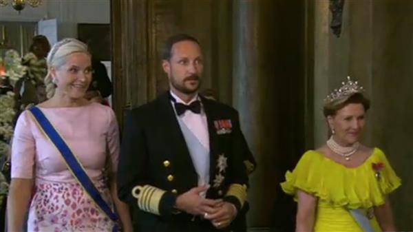 Här anländer kronprinsessan Mette-Marit och kronprins Haakon av Norge till middagen. Vi beklagar sämre bildkvalitet. Foto: SVT