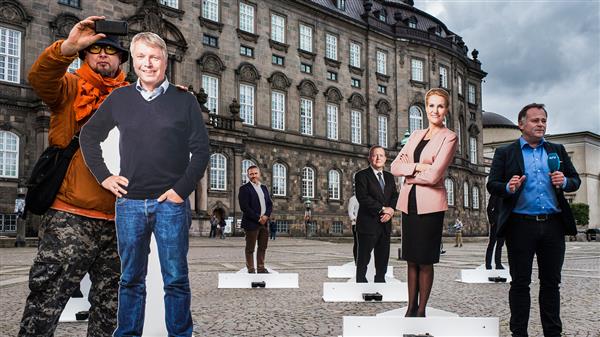 Utanför Christiansborgs slott som hyser det danska parlamentet, Folketinget, finns pappfigurer föreställande partiledarna. En perfekt plats för en semesterselfie eller för journalister att rapportera om valet. Foto: TT.