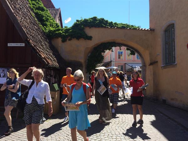 Människor börjar strömma till i Almedalen.