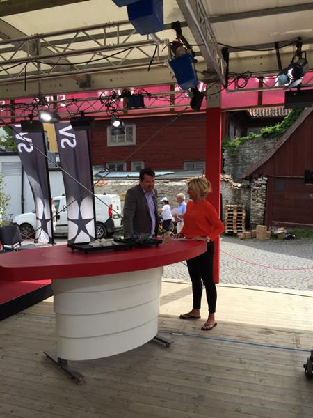 Komikern Johan Wester sprang för att hinna till SVTs scen. Snabb sminkning och nu intervju