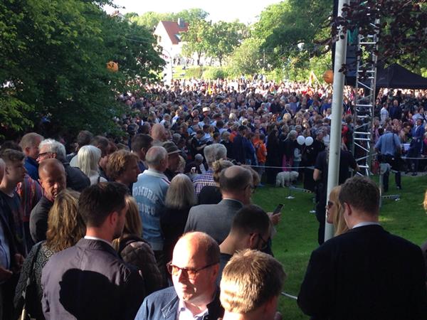 Folkmassan sedd från SVT Nyheters redaktionstrappa i Almedalen.