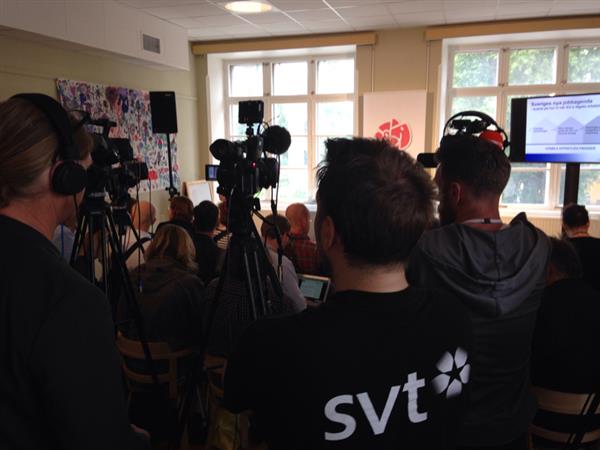 Salen, matsalen på st Hans skola, där Stefan Löfven håller sin pressträff börjar bli knökfull.