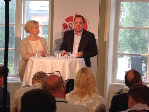 Stefan Löfven med utbildnings- och forskningsminister Helene Hellmark Knutsson presenterar just nu sin satsning på skolan.