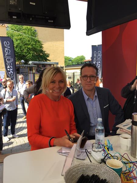 Just nu rasar börserna pga Greklandskrisen. Anne Lundberg förbereder ett samtal med SVTs ekonomikommentator Peter Rawet. Följ oss på svtnyheter.se