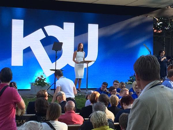 Mycket folk på plats redan nu när KDU-ordförande Sara Skyttedal värmer upp publiken inför Ebba Busch Thors tal.