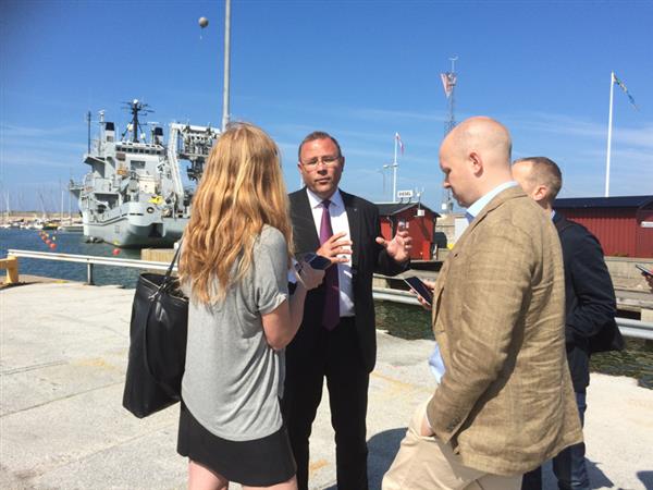 Många företag är på plats i Almedalen. Här väntar jag på att få intervjua Saabs vd Håkan Bushke om deras stora u-båtsorder.