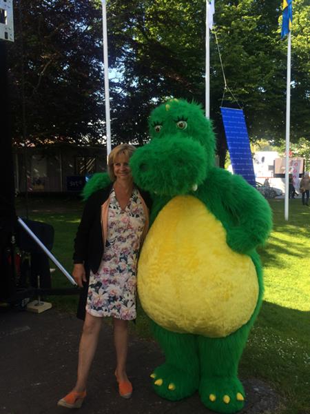 Populärt att ta selfie med Bolibompadraken i Almedalen i dag. Här poserar draken med SVT:s Marianne Rundström.