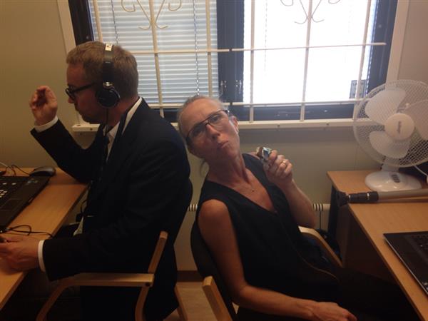 Och här sitter Mari Forssblad och Ulf Hambraeus, hårt arbetande politikreportrar, och slarvar med lunchen.