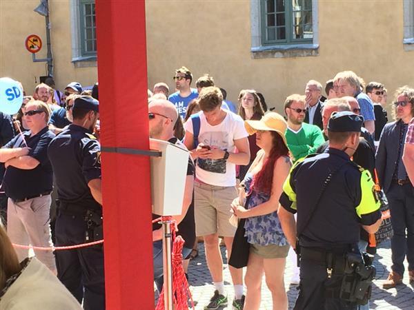 Rätt många poliser på plats när Richard Jomshof gästar SVT.