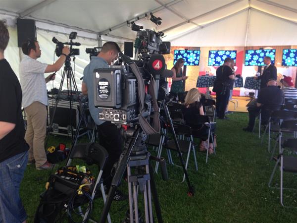 Vi journalister håller nu på att ta plats inne i SD:s tält, fotograferna ställer in sina kameror.