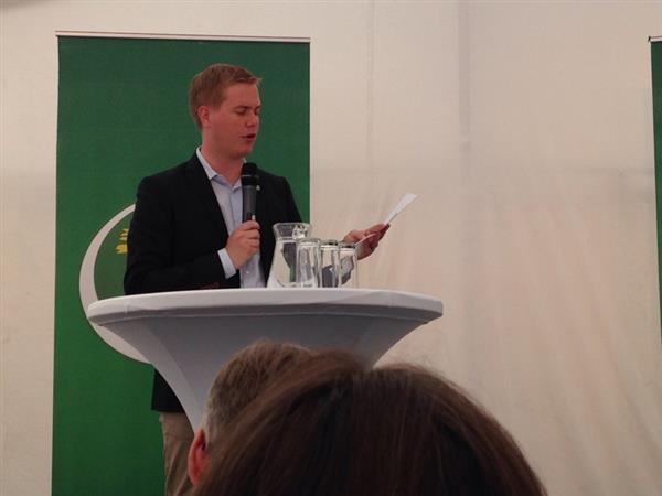 Gustav Fridolin läser högt ur en platsannons i Gotlands Allehanda.