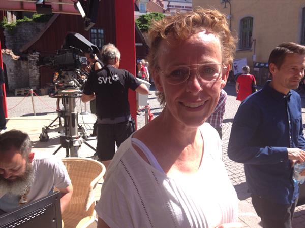 Catarina Wilson är SVT:s presschef och i färd med att kordinera dagens händelser vid vår spelplats i Almedalen: "Jag tycker att det är väldigt roligt att så många vill komma och se vad vi gör och hänga med oss".