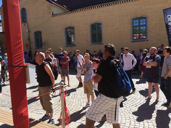 Sjöstedt drar en del publik, trots att det är varmt som i en bakugn i Visby i dag.