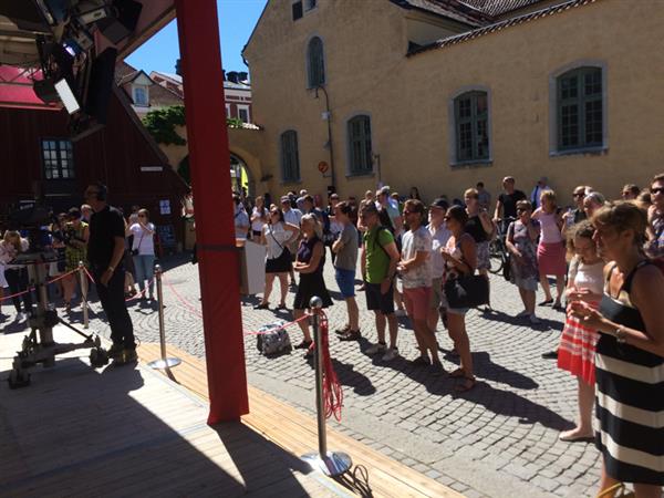 Färre människor i Almedalen i dag, men många vill ändå lyssna på Björklund.