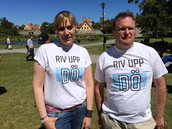 De lokala M-politikerna Sylvia Nilsson och Andreas Björklund protesterar mot DÖ.