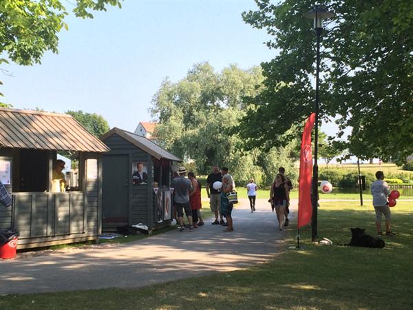 Väldigt tomt i Almedalen. Men Vänsterpartiet håller i alla fall på att pynta parken med ballonger och affischer.