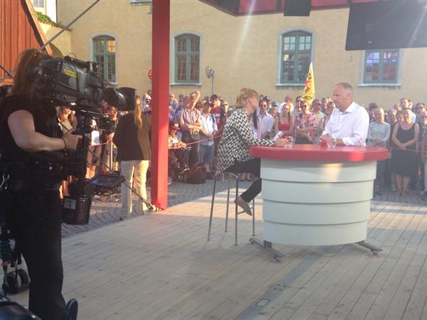 Stor publik vid SVT:s spelplats när Jonas Sjöstedt intervjuas av Belinda Olsson.
