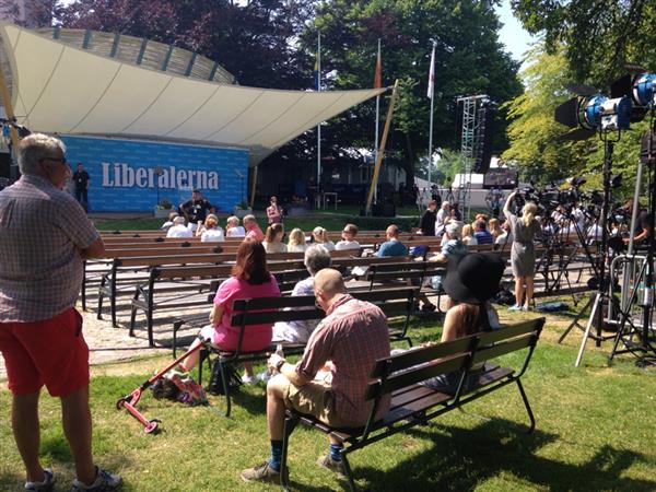 Dallrande hett här i Almedalsparken där folk just nu samlas för att höra Jan Björklund tala kl 12.