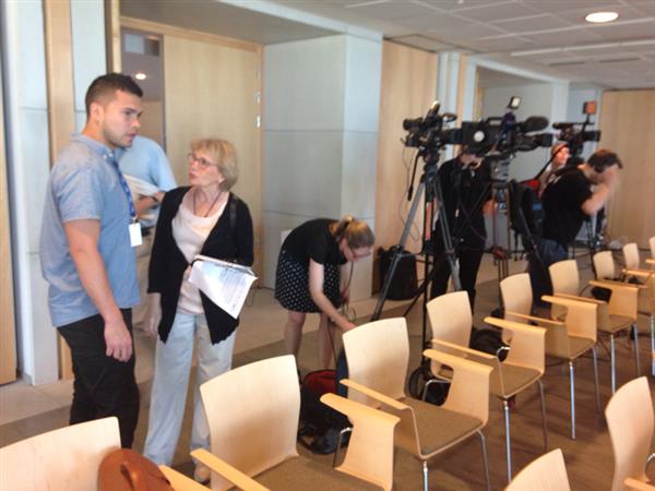SVT:s politiska reporter Kerstin Holm och fotograf Pablo Torres diskuterar upplägg inför Folkpartiets pressträff som börjar strax.