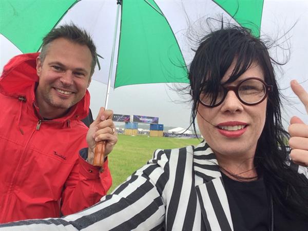 Å där kom regnet! "Perfekt festivalväder" ropar någon bakom oss i kön till incheckningen #bråvalla2015