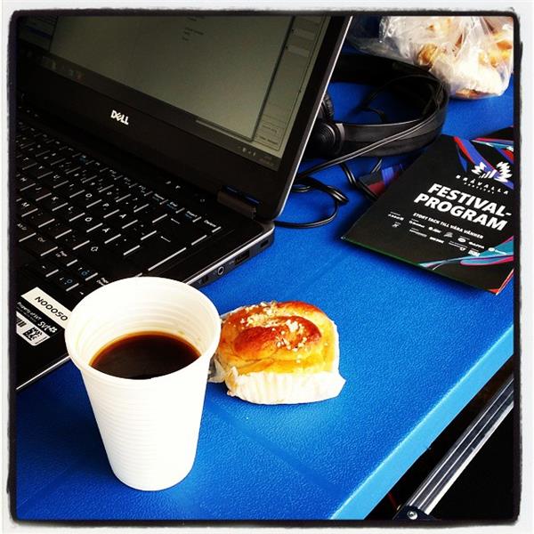 Världsklass! Kollegan Jonny har kaffe på termos och hembakt med sig till jobbet på @bravallafestival ☺???? #svtnyheter #Norrköping #bråvalla2015