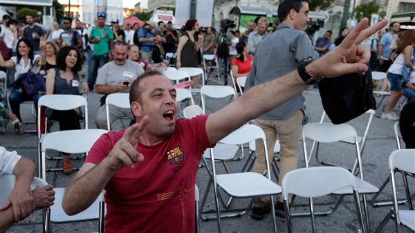 Stor glädje bland nej-anhängare som samlats på Klafthmonos-torget i Aten när rösterna redovisas. Foto: TT