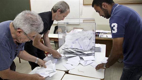 Rösträkningen pågår för fullt. Just nu, med 15 procent av rösterna räknade, har nej-sidan 60,22 procent – ja-sidan har 39,78 procent. Foto: TT