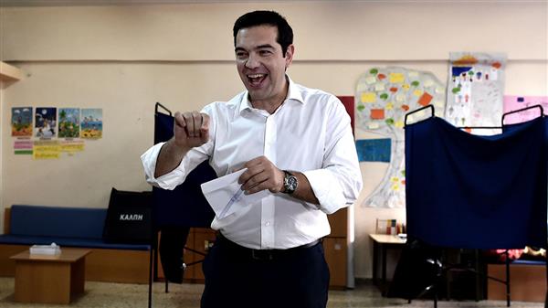 Premiärminister Alexis Tsipras lägger sin röst i Aten tidigare i dag. Foto: TT