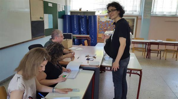 Nästan 10 miljoner greker är röstberättigade. En av de som röstade idag på den här vallokalen i Aten var Anastacia Stratakous. "Jag röstar nej för att få ett slut på åtstramningarna"