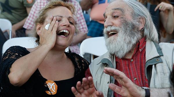 Många bilder kommer in nu från olika platser när nej-anhängare samlats för att vänta in resultatet. Men inga bilder från några ja-läger ännu. Foto: TT