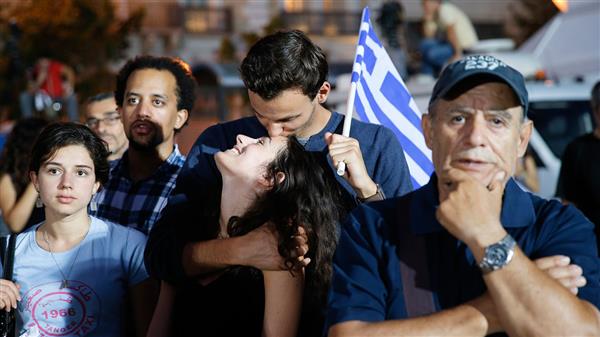 Mer bilder från nej-sidans firande. Vi har inget resultat ännu, men enligt den senaste prognosen leder nej-sidan med 61 procent av rösterna. Foto: TT